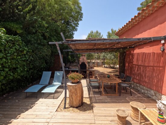 Une terrasse privée avec pergola et cuisine d'été