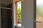 Salle d'eau ouverte sur jardin