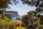 Vue sur le jardin et sur la mer